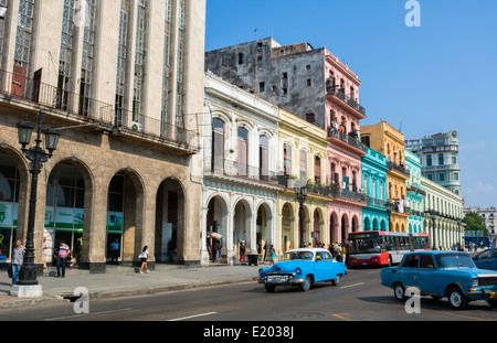 Cuba La Havane vieille classic cars et taxis sur rue au centre-ville de la capitale de la ville de La Havane avec le trafic et 1950 autos Banque D'Images