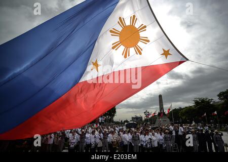 Manille, Philippines. 12 Juin, 2014. Le drapeau national des Philippines est soulevée dans le parc Rizal lors de cérémonies pour marquer le Jour de l'indépendance à Manille, Philippines, le 12 juin 2014. Les philippins ont célébré leur 116e jour de l'indépendance du pays le jeudi, marquant la fin de trois siècles de domination espagnole en 1898 Credit : Ezra Acayan/NurPhoto ZUMAPRESS.com/Alamy/Live News Banque D'Images