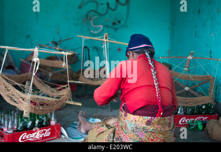 Le Népal. Femme tissage népalais, posant et weaving threads pour des tapis. Nayapati, l'Est de Katmandou. 43 Banque D'Images