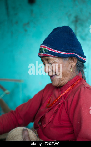 Le Népal. Femme tissage népalais, posant et weaving threads pour des tapis. Nayapati, l'Est de Katmandou. 43 Banque D'Images