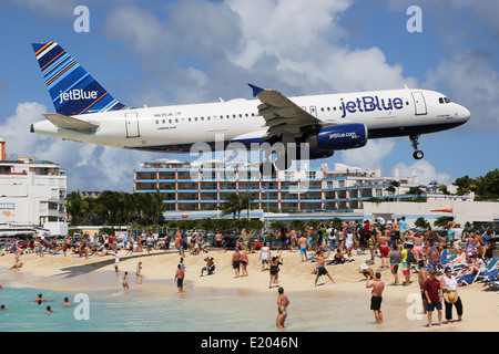 Un Airbus A320 de jetBlue avec l'immatriculation N639JB près de l'Aéroport de Saint Martin Banque D'Images