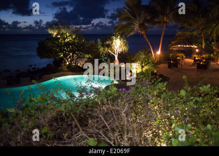 Aitutaki. L'île de Cook. Polynésie française. Océan Pacifique Sud. Hôtel de luxe. Une piscine au bord de mer à l'Hôtel Pacific Resort Aitutaki. Banque D'Images