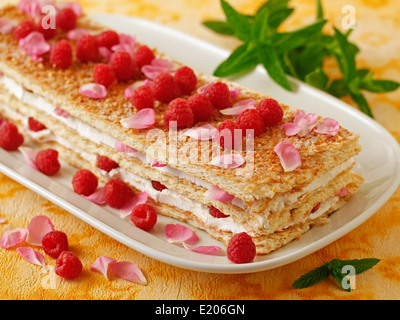 Millefeuille de framboises et roses. Recette disponible. Banque D'Images