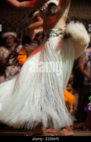 L'île de Rarotonga. L'île de Cook. Polynésie française. Océan Pacifique Sud. Une femme danse déménagement ses hanches dans l'une des danses traditionnelles o Banque D'Images