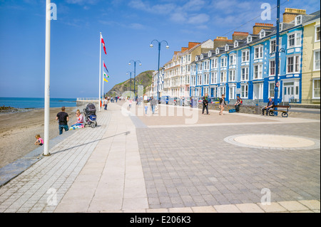 Vue en direction nord le long de la promenade récemment rénové à Aberystwyth, Ceredigion à Constitution hill front de mer hôtels Banque D'Images