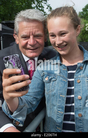 Oslo, Norvège. 12 Juin, 2014. Le Président allemand Joachim Gauck a un adolescent norvégien selfies avec Thea au Youngwood Music Festival à Oslo, Norvège, 12 juin 2014. Gauck est sur une visite de quatre jours de visite en Norvège. Photo : MAURIZIO GAMBARINI/dpa/Alamy Live News Banque D'Images