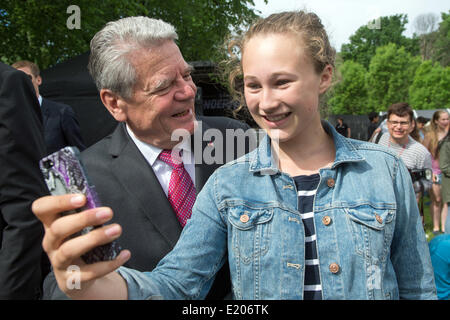 Oslo, Norvège. 12 Juin, 2014. Le Président allemand Joachim Gauck a un adolescent norvégien selfies avec Thea au Youngwood Music Festival à Oslo, Norvège, 12 juin 2014. Gauck est sur une visite de quatre jours de visite en Norvège. Photo : MAURIZIO GAMBARINI/dpa/Alamy Live News Banque D'Images