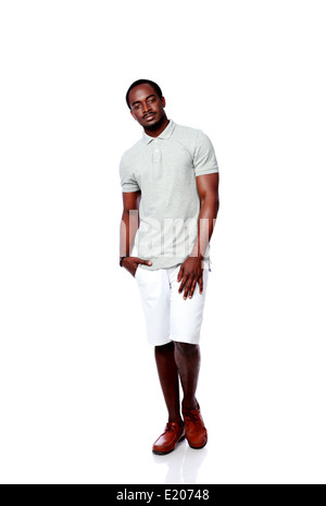 Portrait d'un bel homme africain sur fond blanc Banque D'Images