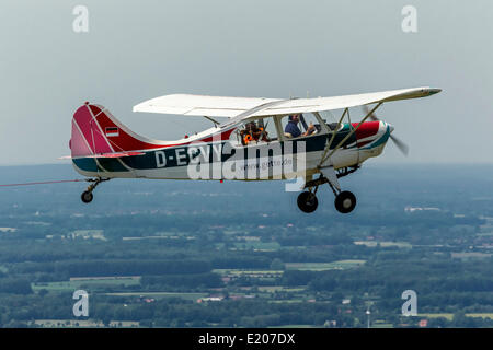 Vue aérienne, avion de remorquage, l'Aeronca Champion 7GCB D ECVY, performance monoplace planeur DG 300, Hamm, Ruhr Banque D'Images