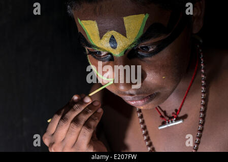 Un Katakali artiste est l'application de la composition du caractère Arjun pour l'Santhana Gopalam jouer pendant un festival du temple, Ayroor Banque D'Images