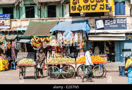 Bloquer avec les bananes et les oranges, marché indien, Mysore, Karnataka, Inde Banque D'Images