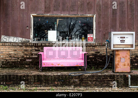 Vieille station d'essence à la pompe, en face d'un métal rose canapé, Clarksdale, Mississippi, United States Banque D'Images