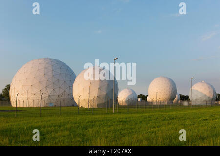 Radômes de l'ancienne station de surveillance Echelon Field Station 81, Bad Aibling, Chiemgau, Upper Bavaria, Bavaria, Germany Banque D'Images