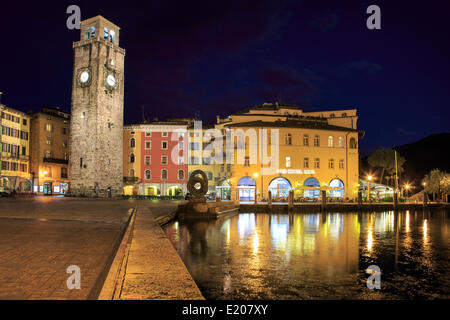 Torre Apponale tower et le lac de Garde de nuit, Riva del Garda, Trentino-Alto Adige, Italie Banque D'Images