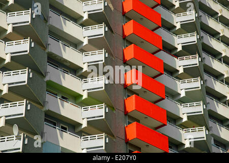 Haut bâtiment, immeuble résidentiel avec un balcon, de la ville de Chorweiler, Cologne, Rhénanie du Nord-Westphalie, Allemagne Banque D'Images