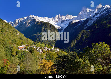 Le village de Soglio en Val Bregaglia, derrière le groupe Sciora, Bergell, Grisons, Suisse Banque D'Images