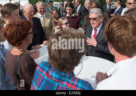 Oslo, Norvège. 12 Juin, 2014. Le Président allemand Joachim Gauck (R) et Roi de Norvège Harald V (L) parler à des adolescents au Youngwood Music Festival à Oslo, Norvège, 12 juin 2014. Gauck est sur une visite de quatre jours de visite en Norvège. Photo : MAURIZIO GAMBARINI/dpa/Alamy Live News Banque D'Images