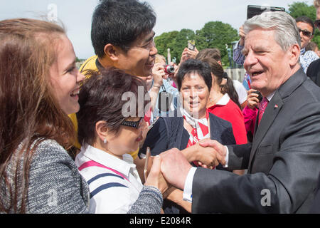 Oslo, Norvège. 12 Juin, 2014. Le Président allemand Joachim Gauck parle à des adolescents au Youngwood Music Festival à Oslo, Norvège, 12 juin 2014. Gauck est sur une visite de quatre jours de visite en Norvège. Photo : MAURIZIO GAMBARINI/dpa/Alamy Live News Banque D'Images