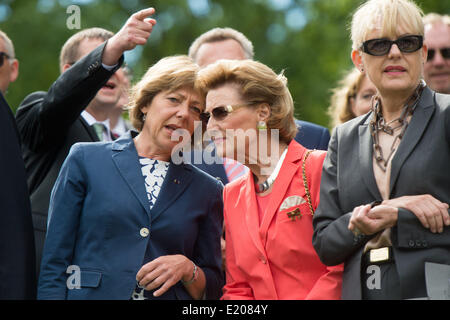 Oslo, Norvège. 12 Juin, 2014. Le Président allemand Joachim Gauck partenaire de Daniela Schadt (L) et de la reine Sonja de Norvège parlent en Youngwood Music Festival à Oslo, Norvège, 12 juin 2014. Gauck est sur une visite de quatre jours de visite en Norvège. Photo : MAURIZIO GAMBARINI/dpa/Alamy Live News Banque D'Images