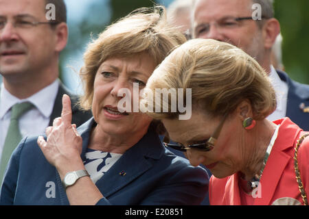 Oslo, Norvège. 12 Juin, 2014. Le Président allemand Joachim Gauck partenaire de Daniela Schadt (L) et de la reine Sonja de Norvège parlent en Youngwood Music Festival à Oslo, Norvège, 12 juin 2014. Gauck est sur une visite de quatre jours de visite en Norvège. Photo : MAURIZIO GAMBARINI/dpa/Alamy Live News Banque D'Images