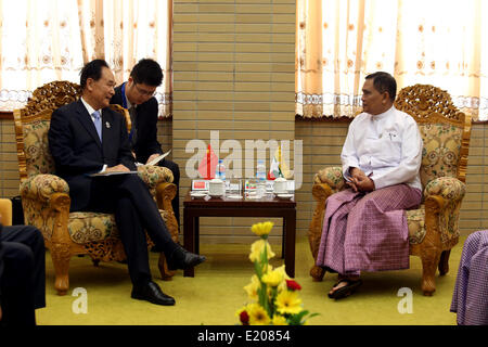 Nay Pyi Taw, le Myanmar. 12 Juin, 2014. Le ministre de l'information du Myanmar U Aung Kyi (R) rencontre avec le ministre de l'information chinois Bureau du Conseil d'État Cai Mingzhao à Nay Pyi Taw, Myanmar, 12 juin 2014. © Xinhua/Alamy Live News Banque D'Images