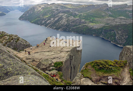 Preikestolen, Pulpit Rock à Lysefjord, Rogaland province, Vestland ou ouest de la Norvège, la Norvège Banque D'Images