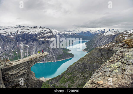 Trolltunga, Troll's Tongue, Ringedalsvatn, Glacier Folgefonn ci-dessous du réservoir à l'arrière, près de Odda, Hordaland province Banque D'Images