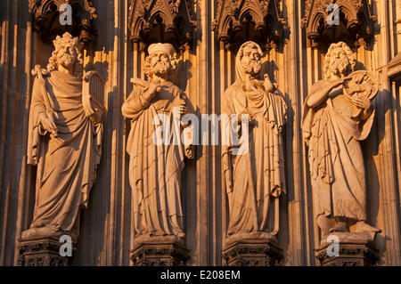 Les figures de saints sur le portail principal, façade ouest, la cathédrale de Cologne, Cologne, Rhénanie du Nord-Westphalie, Allemagne Banque D'Images