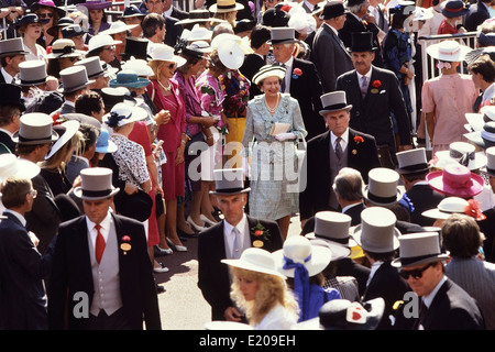 Une reine Elizabeth II souriante marchant dans la foule course à Royal Ascot races , Berkshire, Angleterre, Royaume-Uni. Vers 1989 Banque D'Images