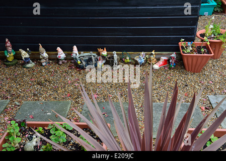 Une sélection des nains de jardin en une ligne dans un jardin Banque D'Images
