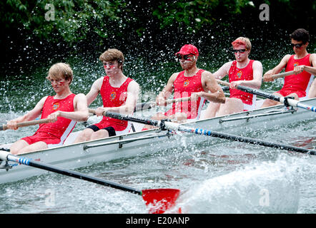 Cambridge, Cambridgeshire, Royaume-Uni. 11 Juin, 2014. Une course de huit hommes sur la rivière Cam, dans le Cambridge peut bosses. Le présent rapport annuel d'aviron entre les collèges de l'université se tient sur quatre jours et fini le samedi 14 juin. Crédit : Colin Underhill/Alamy Live News Banque D'Images