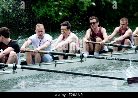 Cambridge, Cambridgeshire, Royaume-Uni. 11 Juin, 2014. Une course de huit hommes sur la rivière Cam, dans le Cambridge peut bosses. Le présent rapport annuel d'aviron entre les collèges de l'université se tient sur quatre jours et fini le samedi 14 juin. Crédit : Colin Underhill/Alamy Live News Banque D'Images