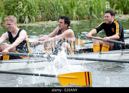 Cambridge, Cambridgeshire, Royaume-Uni. 11 Juin, 2014. Une course de huit hommes sur la rivière Cam, dans le Cambridge peut bosses. Le présent rapport annuel d'aviron entre les collèges de l'université se tient sur quatre jours et fini le samedi 14 juin. Crédit : Colin Underhill/Alamy Live News Banque D'Images