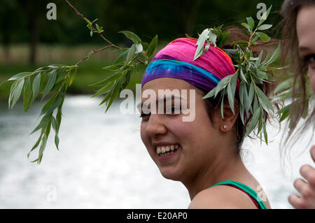 Cambridge, Cambridgeshire, Royaume-Uni. 11 Juin, 2014. Un membre d'un Collège Queens mesdames huit porte des décorations traditionnelles willow tree après leur bateau a obtenu un succès au cours de la bosse des bosses mai Cambridge. Le présent rapport annuel d'aviron entre les collèges de l'université se tient sur quatre jours et fini le samedi 14 juin. Crédit : Colin Underhill/Alamy Live News Banque D'Images