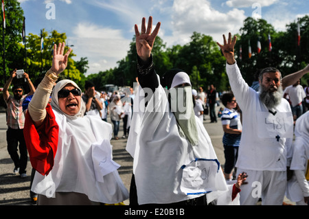 Les Egyptiens donnent une quatre frères musulmans fingered salute comme ils l'étape de protester contre les violations des droits de l'homme en Egypte y compris la mort, l'emprisonnement et la violence soutenue par l'état Banque D'Images