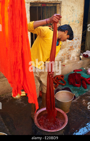 L'Inde, le Bengale occidental, village autour de Jangipur travaillant sur le tissage de la soie pour la production de sari Banque D'Images