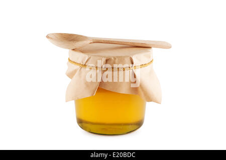 Pot de miel en cuillère en bois isolé. Banque D'Images