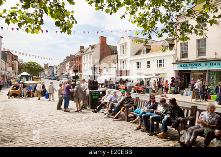 Centre-ville du Royaume-Uni, personnes assises dans le centre-ville en été, Bridport, Dorset, Angleterre Royaume-Uni Banque D'Images