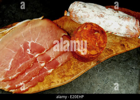 Jambon Forêt Noire, et le salami Chorizo Banque D'Images