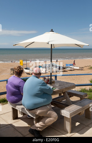 L'obésité - Obésité couple at the beach, UK Banque D'Images