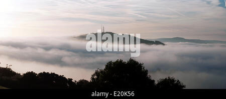 Swansea, Pays de Galles, Royaume-Uni. 12 juin 2014. Mist accroché dans le Swansea Valley tôt ce matin, peu après le lever du soleil vu de theTownhill district. Credit : Phil Rees/Alamy Live News Banque D'Images