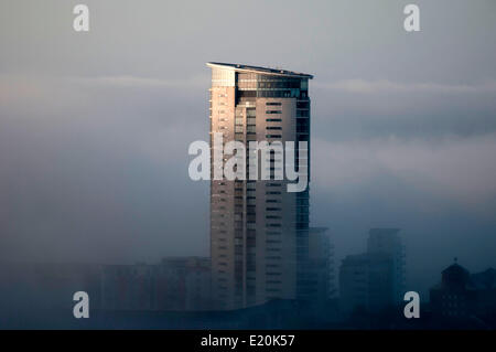 Swansea, Pays de Galles, Royaume-Uni. 12 juin 2014. Le lever du soleil se reflète sur le Meridian Tower à Swansea qui se détache de la brume qui a recouvert le centre-ville, tôt ce matin. Le Meridien Tower est le bâtiment le plus élevé au pays de Galles debout à 351 pieds de hauteur. Credit : Phil Rees/Alamy Live News Banque D'Images