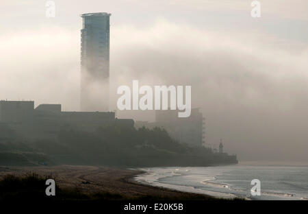 Swansea, Pays de Galles, Royaume-Uni. 12 juin 2014. Le Meridien Tower dans Swansea se détache de la brume qui a recouvert le centre-ville, tôt ce matin. Le Meridien Tower est le bâtiment le plus élevé au pays de Galles debout à 351 pieds de hauteur. Credit : Phil Rees/Alamy Live News Banque D'Images