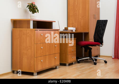 Nouvel ordinateur portable sur une table Banque D'Images