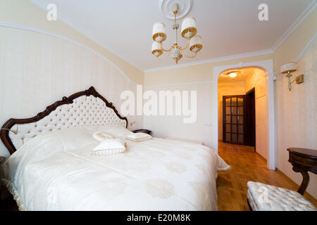 large lit Banque D'Images