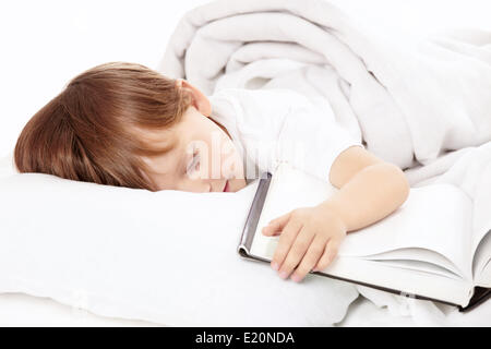 Petit garçon dort dans Faire place au lit le livre Banque D'Images