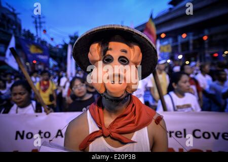 Manille, Philippines. 12 Juin, 2014. Un manifestant porte un masque de cochon, lors d'une manifestation devant le palais présidentiel à Manille, Philippines, 12 juin 2014. Le jour de l'indépendance du pays ont été marquées par les protestations appelant à l'abolition de la corruption un baril de porc "teindu fonds gouvernement des allégations suivantes de son utilisation abusive par les représentants du gouvernement.Photo : Ezra Acayan/NurPhoto Acayan Crédit : Ezra/NurPhoto ZUMAPRESS.com/Alamy/Live News Banque D'Images