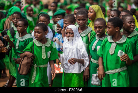 Ijebu Ode, au Nigeria. 11 Juin, 2014. Les élèves de la jeune fille musulmane's High School sont représentés dans Ijebu Ode, Nigéria, 11 juin 2014. Les filles musulmanes sont âgés entre 11 et 18 ans. Le jeudi, au cours de sa visite de trois jours au Nigeria, le ministre allemand de la coopération économique et du développement Gerd Mueller (CSU) a annoncé que l'Allemagne fournira au pays avec un ou deux millions d'euros pour protéger les écoles contre des attaques terroristes. La décision est le résultat de l'enlèvement de plus de 200 élèves de sexe féminin par les islamistes. Photo : HANNIBAL/dpa/Alamy Live News Banque D'Images