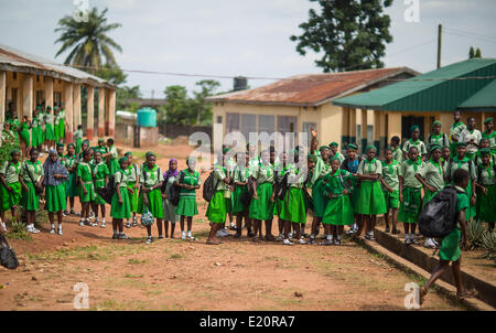 Ijebu Ode, au Nigeria. 11 Juin, 2014. Les élèves de la jeune fille musulmane's High School sont représentés dans Ijebu Ode, Nigéria, 11 juin 2014. Les filles musulmanes qui visite l'enseignement secondaire public l'école de fille sont âgés entre 11 et 18 ans. Le jeudi, au cours de sa visite de trois jours au Nigeria, le ministre allemand de la coopération économique et du développement Gerd Mueller (CSU) a annoncé que l'Allemagne fournira au pays avec un ou deux millions d'euros pour protéger les écoles contre des attaques terroristes. La décision est le résultat de l'enlèvement de plus de 200 lycéennes par les islamistes. Photo : HANNIBAL/dpa/Alamy Live News Banque D'Images