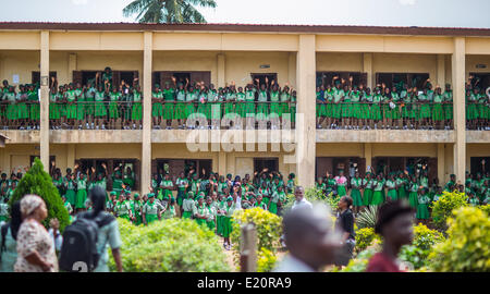 Ijebu Ode, au Nigeria. 11 Juin, 2014. Les élèves de la jeune fille musulmane's High School sont représentés dans Ijebu Ode, Nigéria, 11 juin 2014. Les filles musulmanes qui visite l'enseignement secondaire public l'école de fille sont âgés entre 11 et 18 ans. Le jeudi, au cours de sa visite de trois jours au Nigeria, le ministre allemand de la coopération économique et du développement Gerd Mueller (CSU) a annoncé que l'Allemagne fournira au pays avec un ou deux millions d'euros pour protéger les écoles contre des attaques terroristes. La décision est le résultat de l'enlèvement de plus de 200 lycéennes par les islamistes. Photo : HANNIBAL/dpa/Alamy Live News Banque D'Images